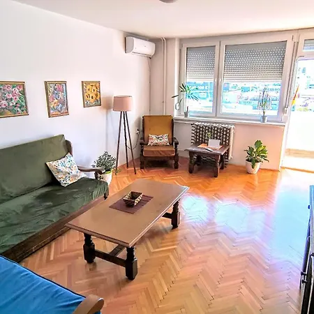 Maya's Place Апартаменти